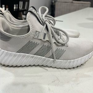 Size 10 women’s adidas shoe